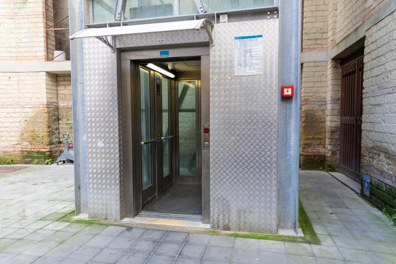 Apartment With Sea View With 2 Lifts Above Montesanto! 那不勒斯 外观 照片
