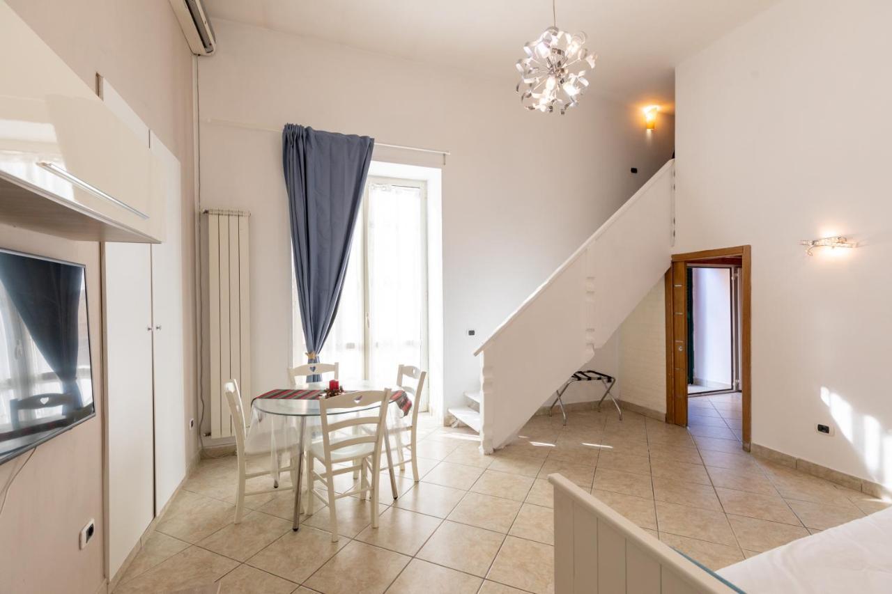 Apartment With Sea View With 2 Lifts Above Montesanto! 那不勒斯 外观 照片
